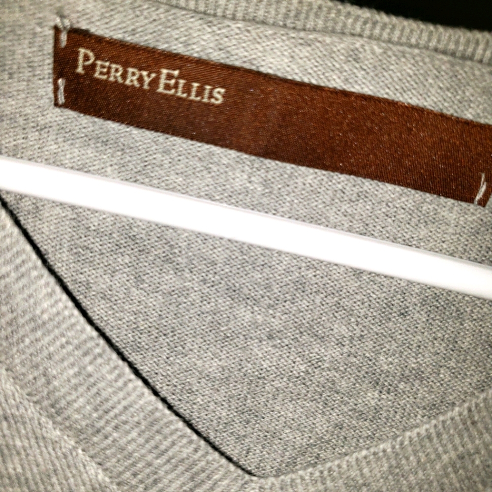 Perry Ellis Vneck sweater